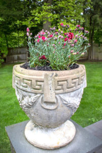backyard-pots-timeless-gardens-ny